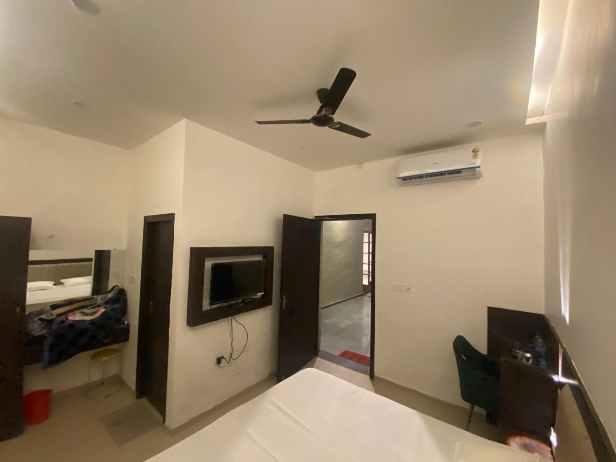 Solitaire Gardens Near Airport Lucknow Exterior foto